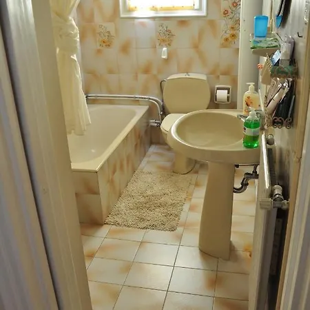 Apartment κέντρο ήσυχη κατοικία90τμ δίπλα στη θάλασσα Aegina